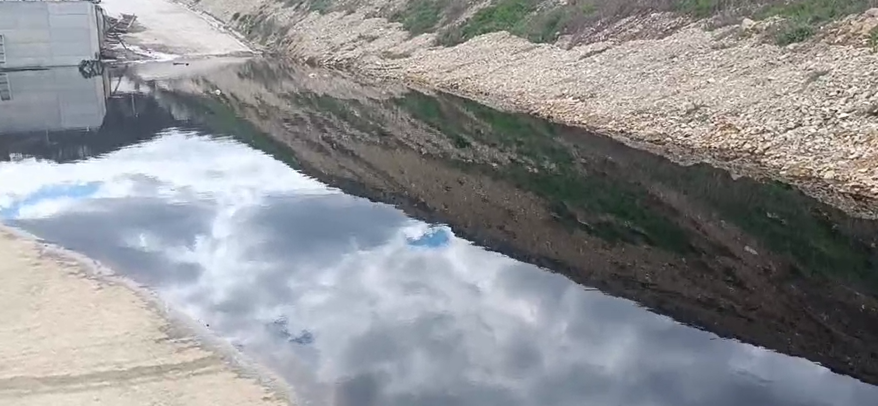 Otpadna voda se izliva iz lagune